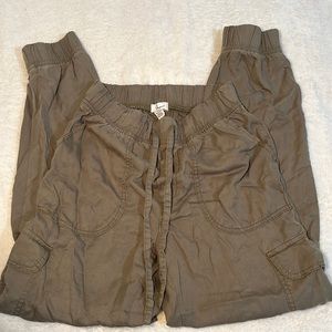 Japna Cargo Pants; Size: XS (Juniors); Color: Olive Green